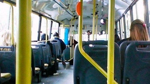 Viajaban en colectivo y robaron un celular frente a un policía