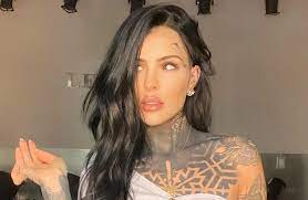 Cande Tinelli continúa borrándose tatuajes y ahora se mejora la piel