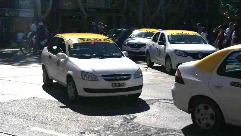 Demoras en San Juan para conseguir taxis y remises y piden denunciar sobreprecios