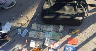 Dos arrebatadores fueron atrapados, uno por la policía y otro por los vecinos