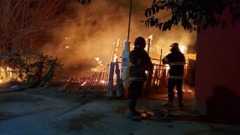 Por una explosión e incendio una familia tuvo que ser atendida de urgencia