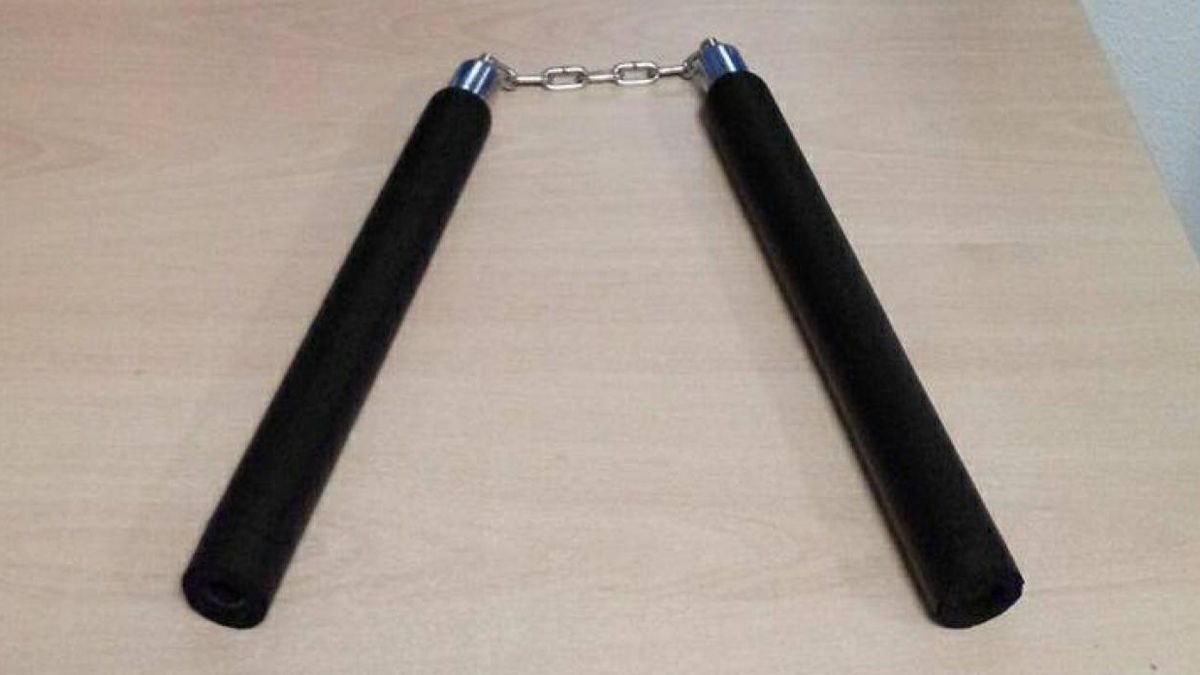 Viendo Cobra Kai: se drogó y se atrincheró en su casa con un nunchaku