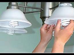 Cambiaba un foco en su casa y se electrocutó 