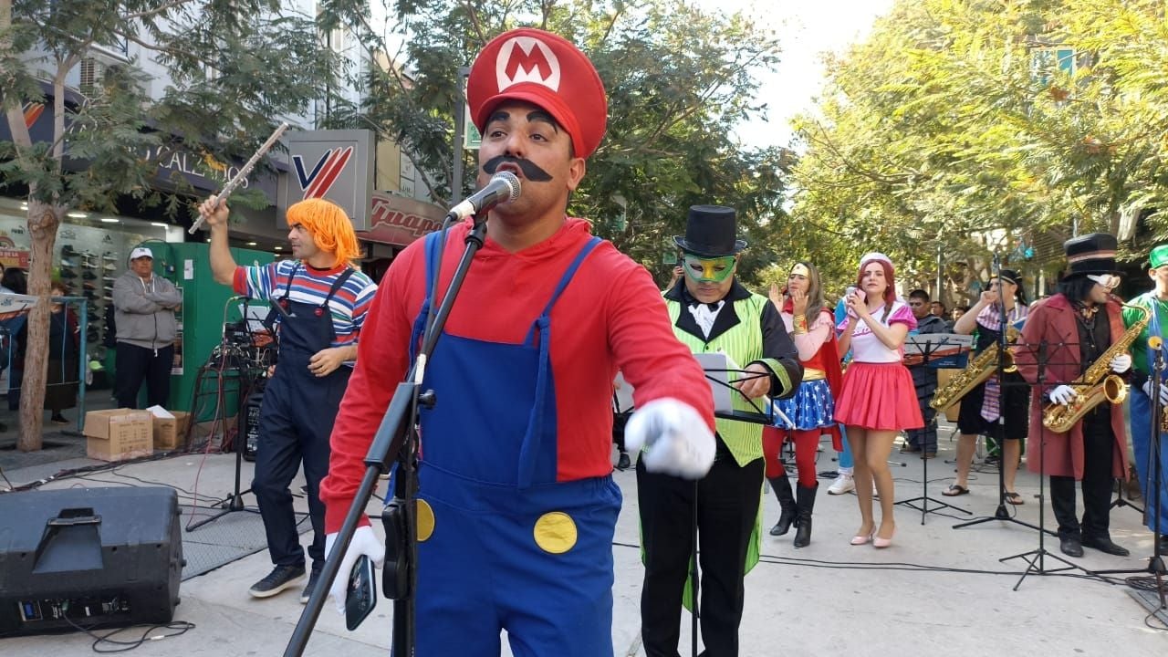 El Chavo del 8, Mario Bros y la Banda de la Policía hicieron bailar a los chicos