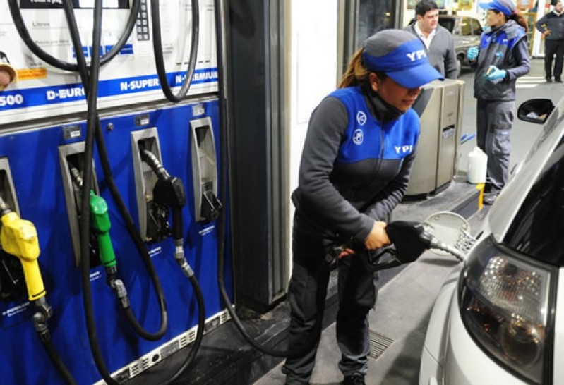 YPF todavía no aumenta los combustibles, pero en la noche podrían subir