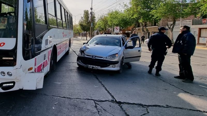 Otro accidente en la trágica esquina céntrica: esta vez chocaron un auto y un colectivo