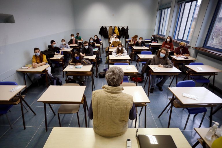 Unos 200 mil trabajadores escolares italianos, al borde de ser sancionados por no estar vacunados contra el COVID-19