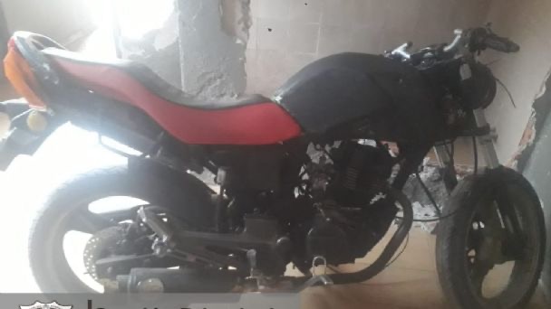 De la noche a la mañana, le robaron su moto y la desmantelaron 