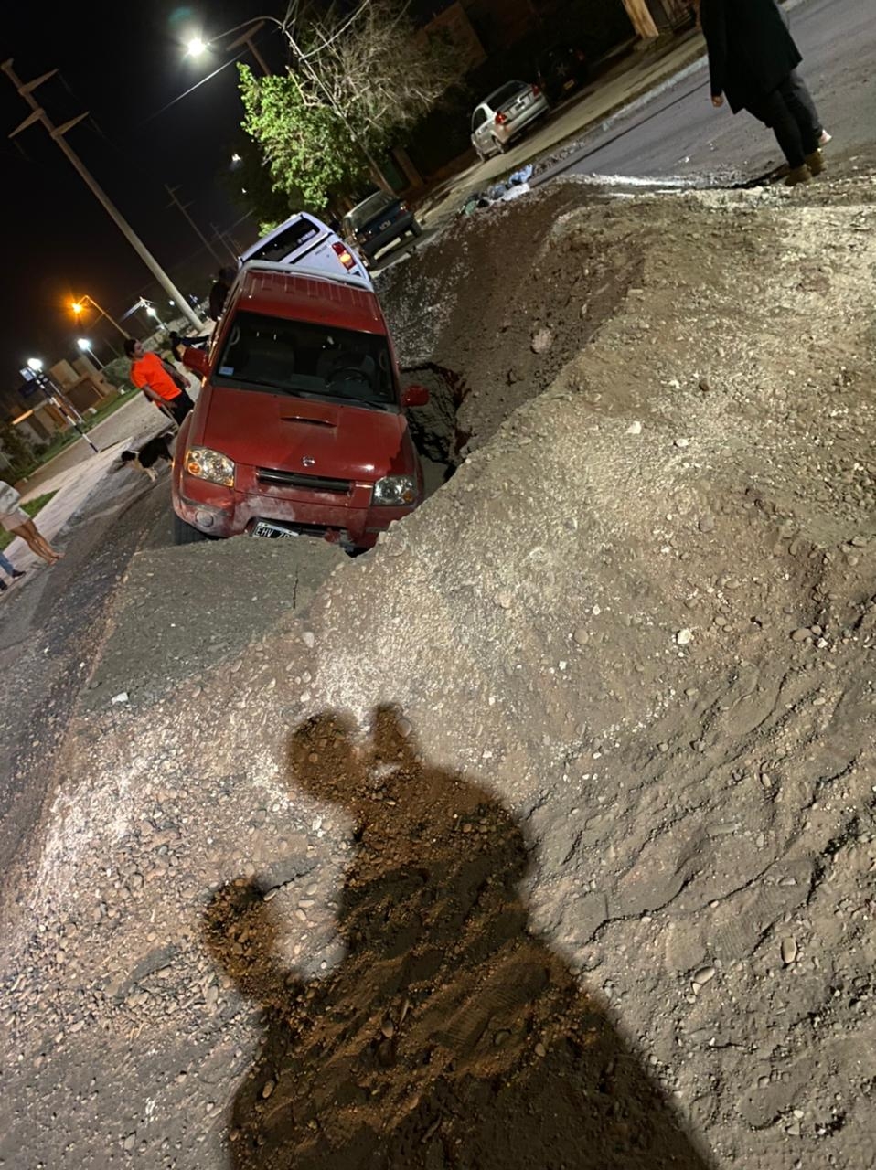 Una camioneta quedó hundida por un pozo en Rawson