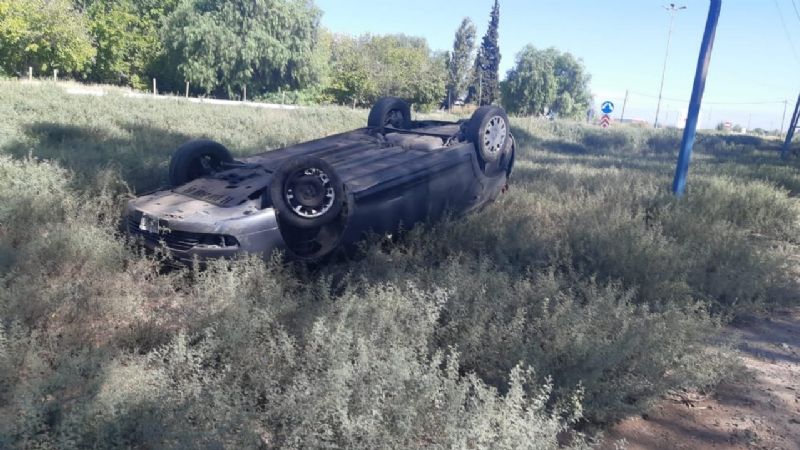 Ruta 20: un vuelco dejó a dos jóvenes heridos en el hospital