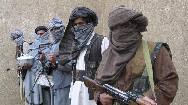 El régimen Taliban prohibió a las mujeres viajar en avión sin un familiar masculino