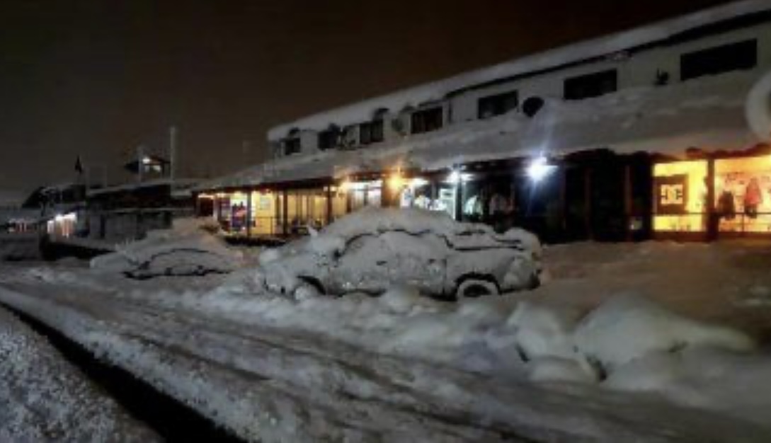 Críticas nevadas en Neuquén: Gendarmería asiste a pobladores y vehículos