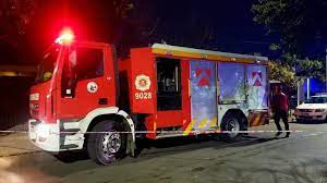 Se incendió una camioneta y la galería de una casa