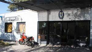 Tremendo palo: Chocaron en una esquina y uno de ellos volcó