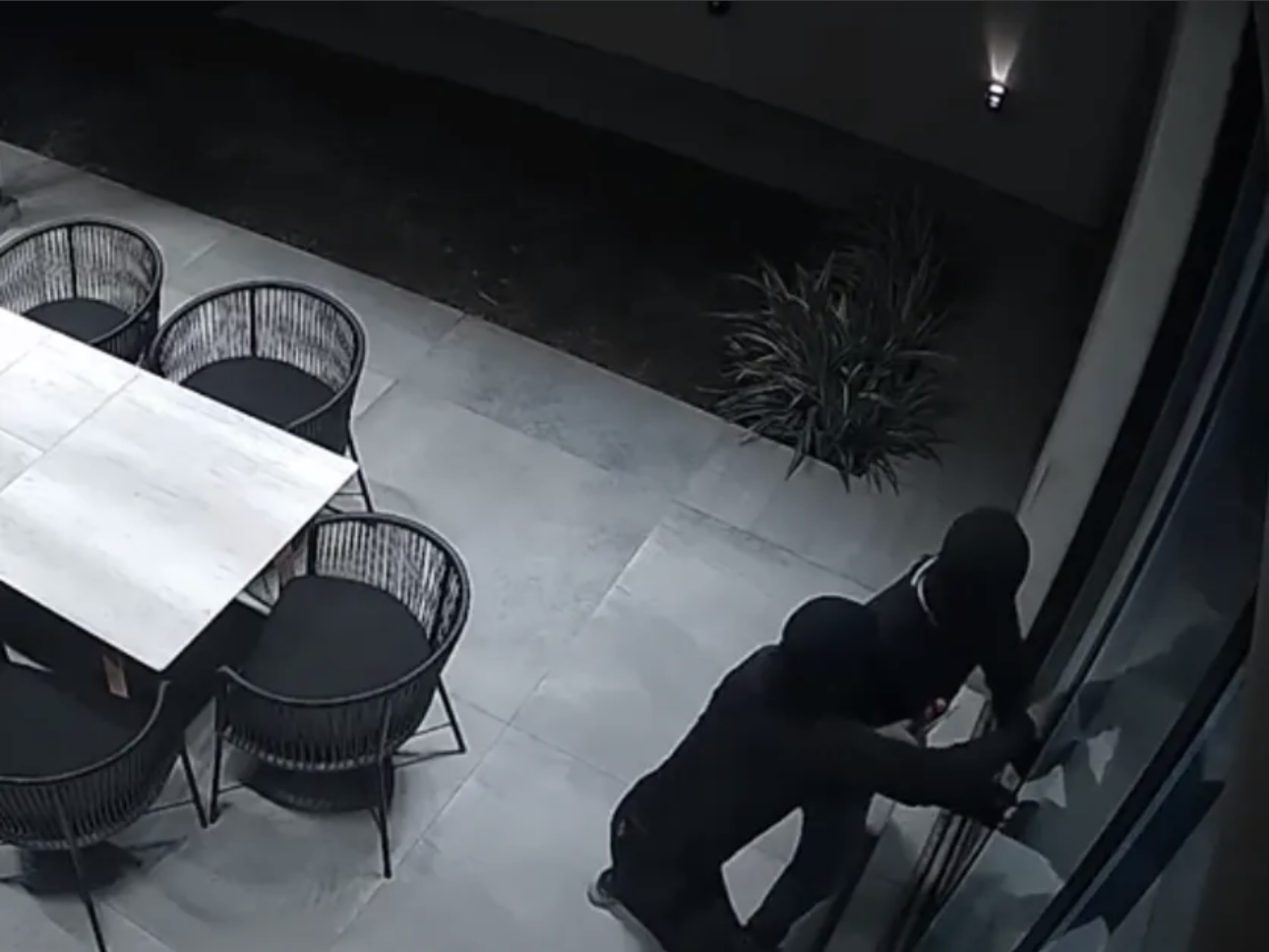 En pleno brindis un grupo de delincuentes encapuchados entraron a robar en Santa Lucía 