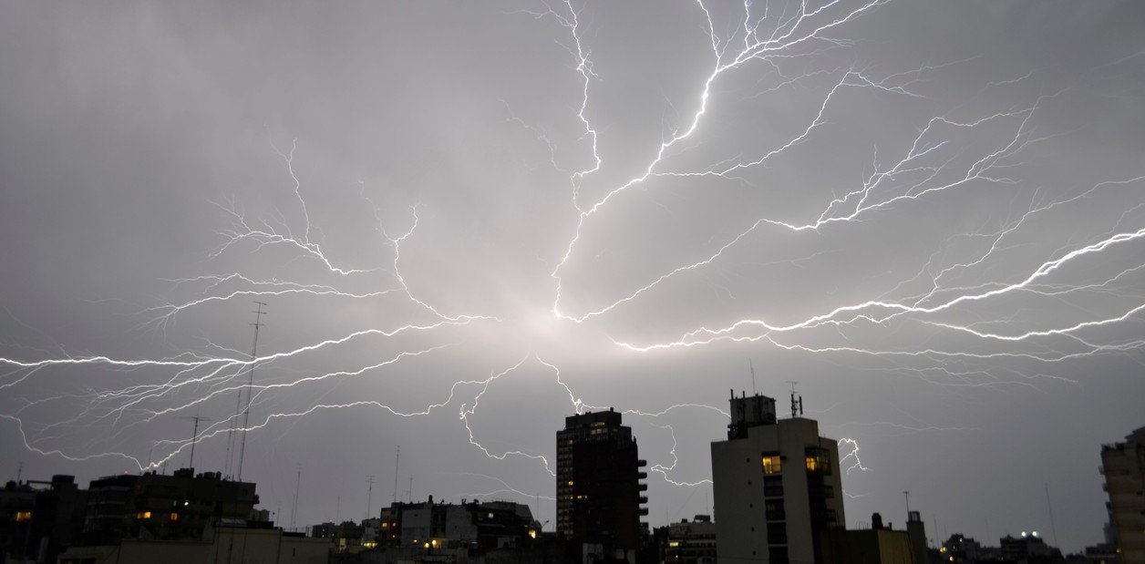 Argentina: un rayo cayó en el norte y rompió el récord de duración