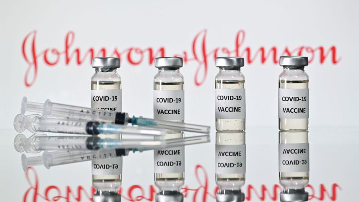 Johnson & Johnson anunció que una dosis de refuerzo de su vacuna multiplicó nueve veces la protección contra el coronavirus