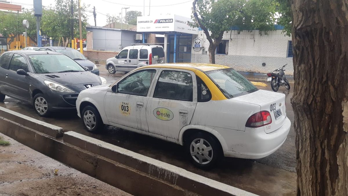 Un "poliladron" y dos cómplices asaltaron a una mujer y huyeron