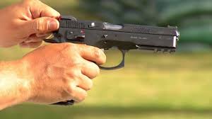 Un anciano amenazó de muerte a su esposa a punta de pistola en Rawson