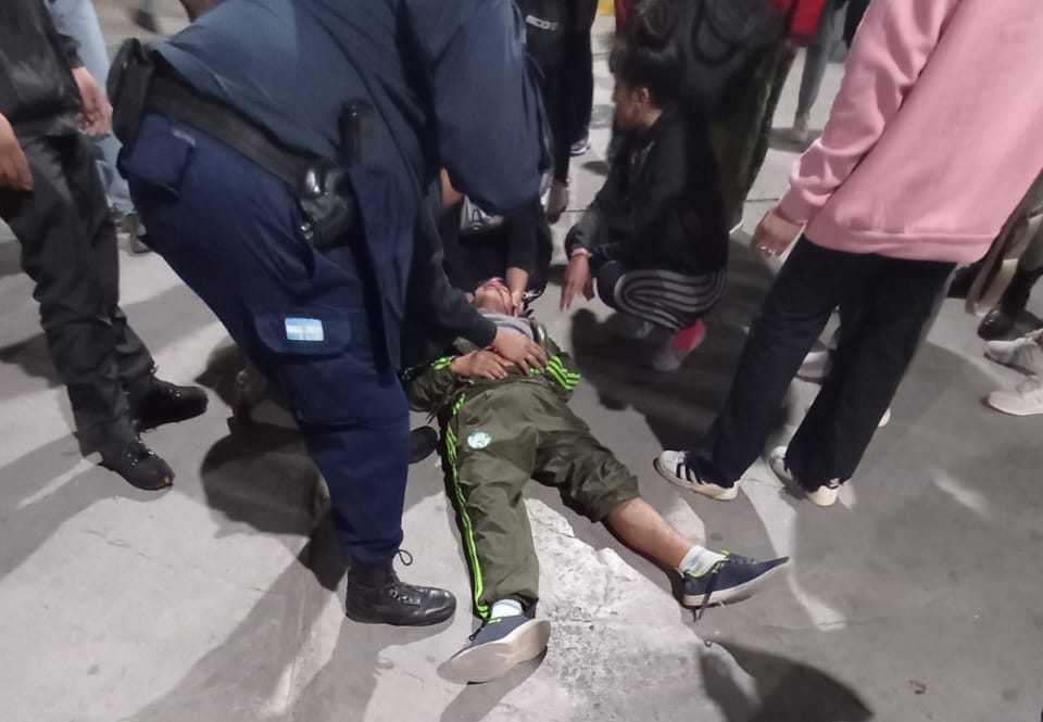 Atropellan a un vendedor ambulante en pleno microcentro y se dan a la fuga