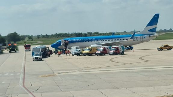 Un avión de AerolÃneas Argentinas se despresurizó y aterrizó de emergencia: heridos y crisis nerviosas