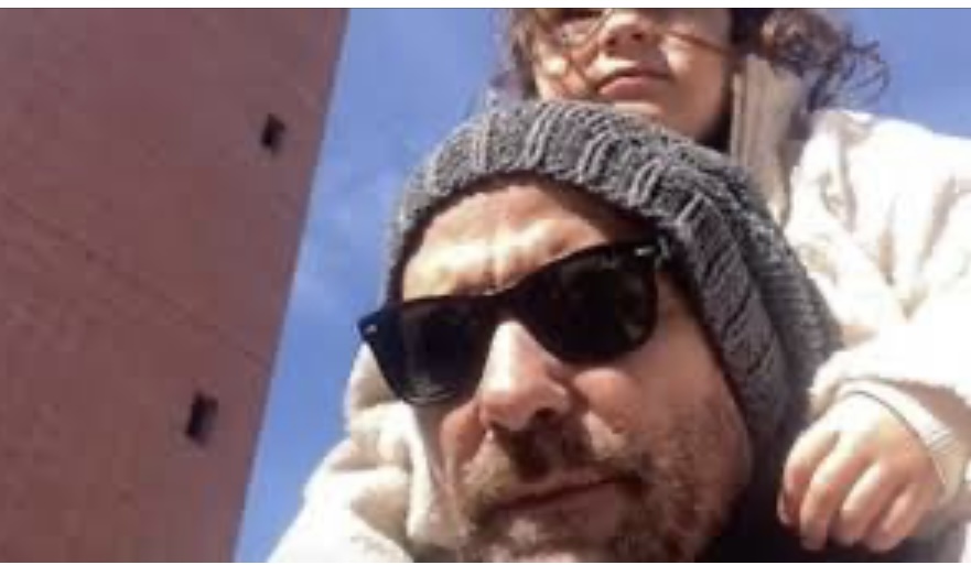 Un conocido actor llegó San Juan quiso subir al campanil pero estaba cerrado 