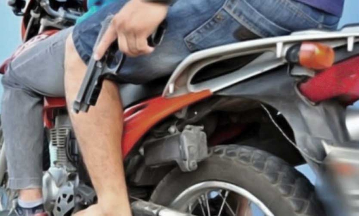 Motochorros abordaron a un conductor y le robaron una gran cantidad de dinero