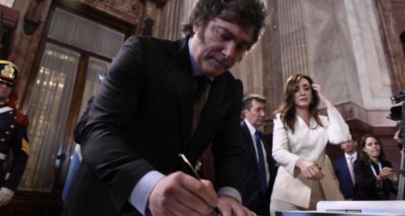 Milei dijo que el DNU "es en favor de la gente" y afirmó que "vienen más" medidas