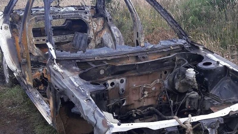 Buscan a los "reducidores" que queman y desmantelan autos de ancianos
