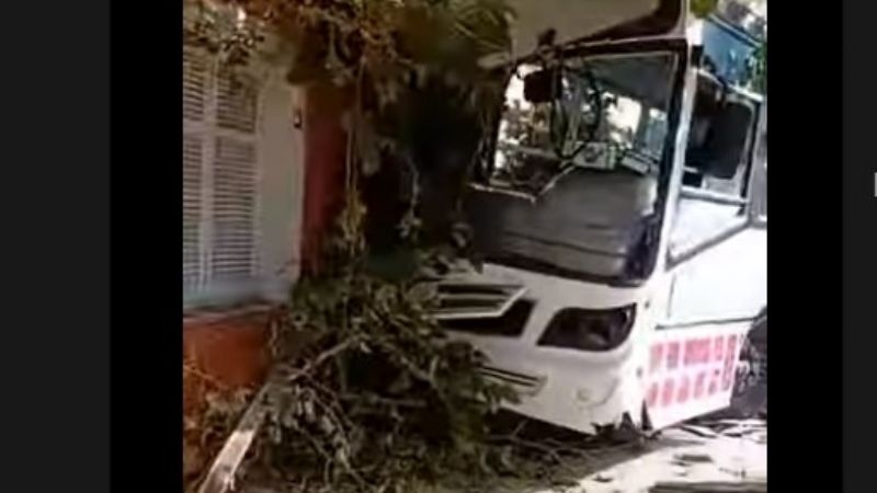 No te pierdas los videos del choque del colectivo de la Red Tulúm