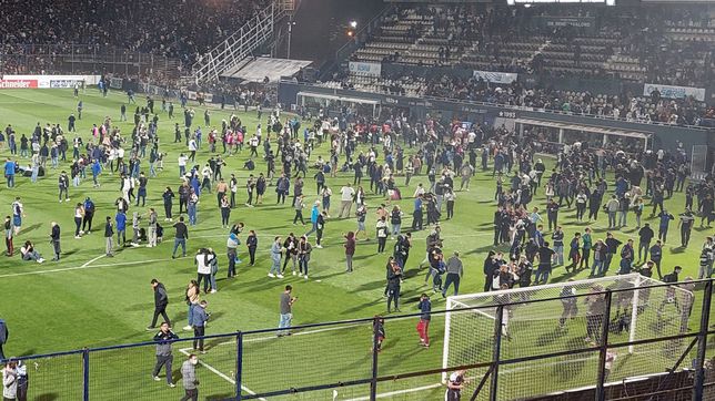Tras los graves incidentes en el partido entre Gimnasia y Boca: Un hincha murió de un infarto