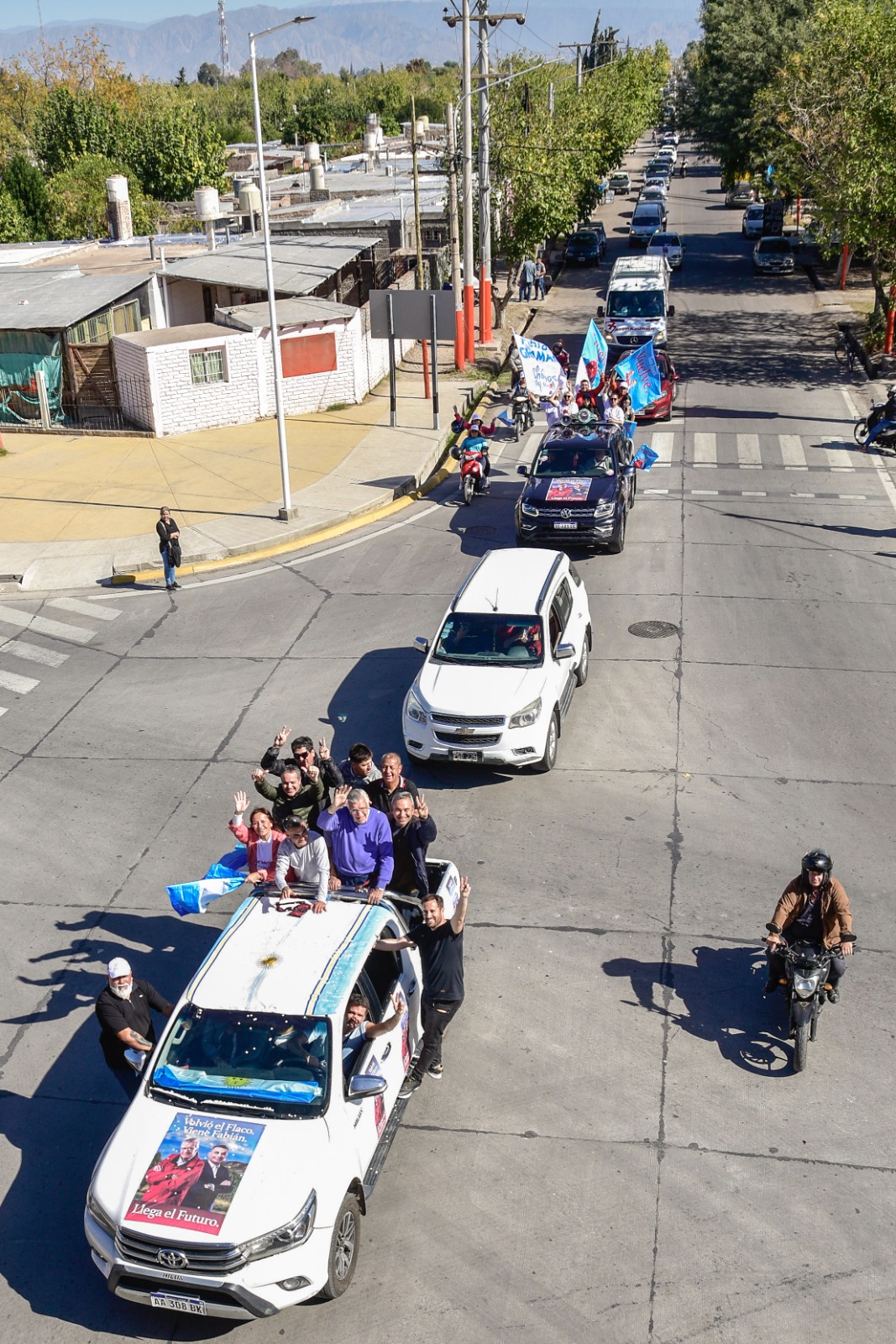 En una multitudinaria caravana Gioja y Gramajo recorrieron Chimbas 