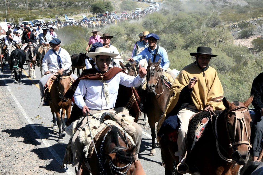 Escándalo en la Cabalgata de la Fé: rebencazos y gritos entre agrupaciones gauchas