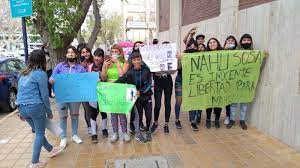 Recibieron con carteles y pancartas de aliento al trappero acusado de homicidio