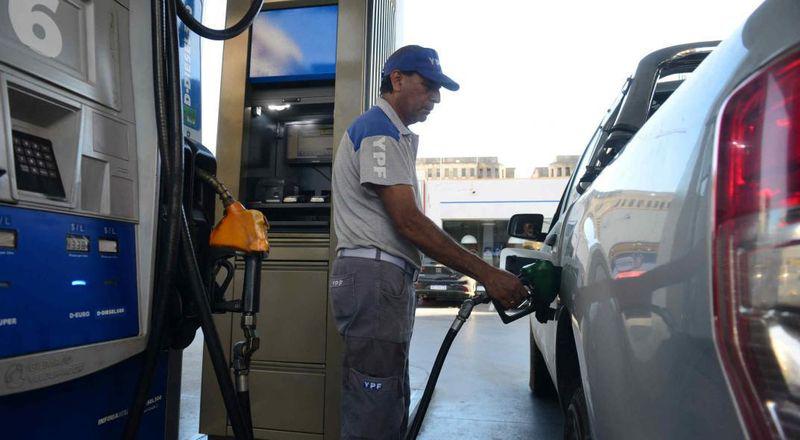 Por la falta de gasoil, los extranjeros pagarán mas caro el combustible en YPF
