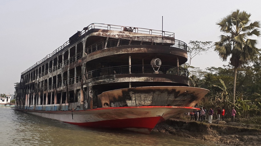 Al menos 37 personas mueren al incendiarse un ferri en Bangladesh