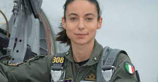 La piloto italiana que evadió los disparos de los talibanes y logró evacuar refugiados afganos