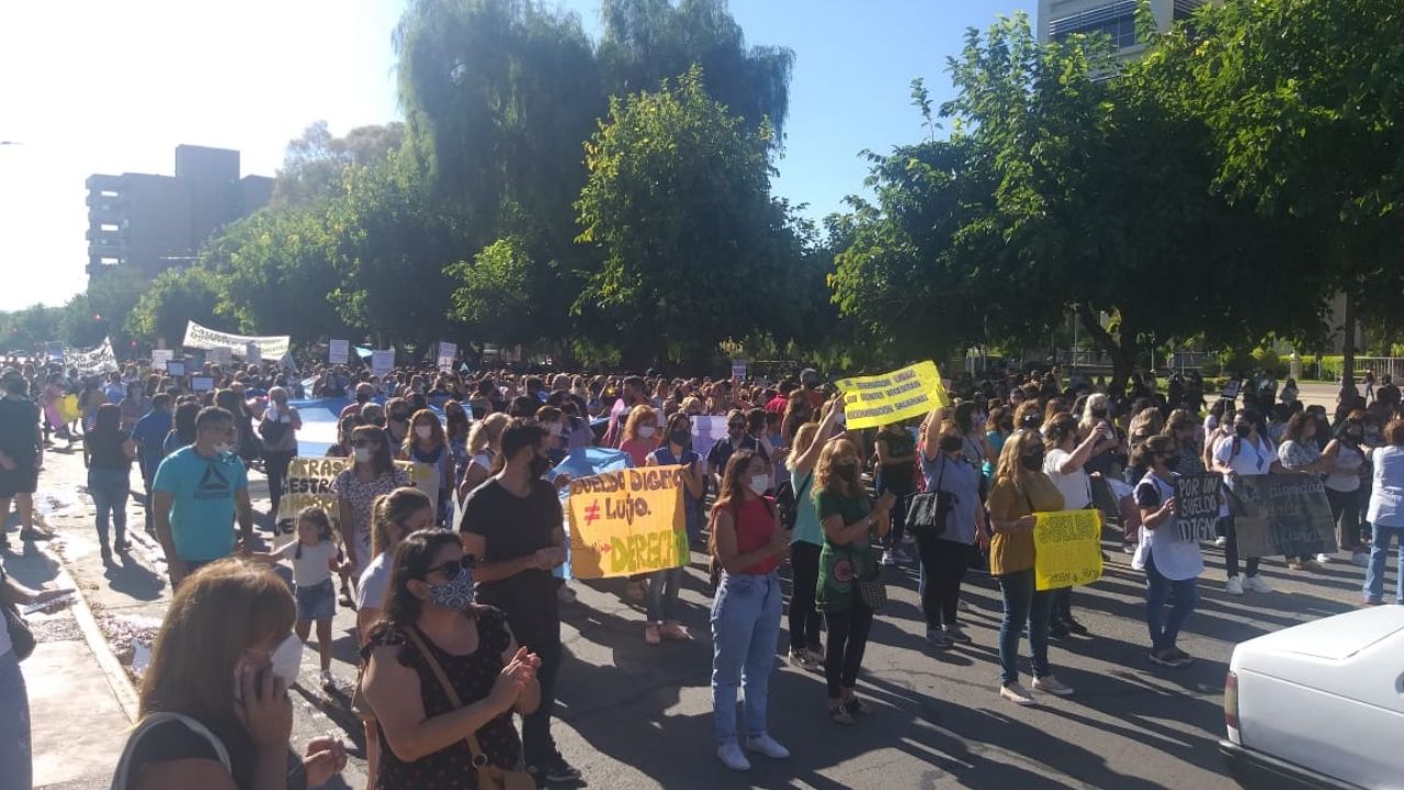 Autoconvocados: Multitudinaria marcha por los salarios