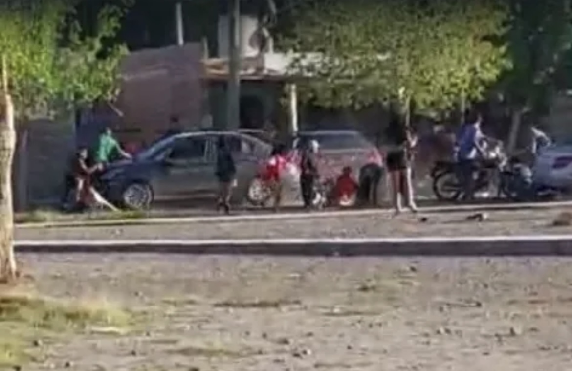 Un momento de terror: robaron, pelearon y atropellaron a dos adolescentes 