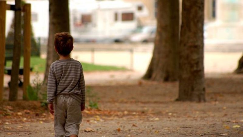Una mujer encontró a un menor solo y llorando en la calle