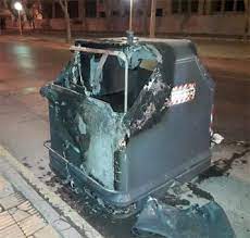 Dos mujeres fueron descubiertas incendiando 3 contenedores