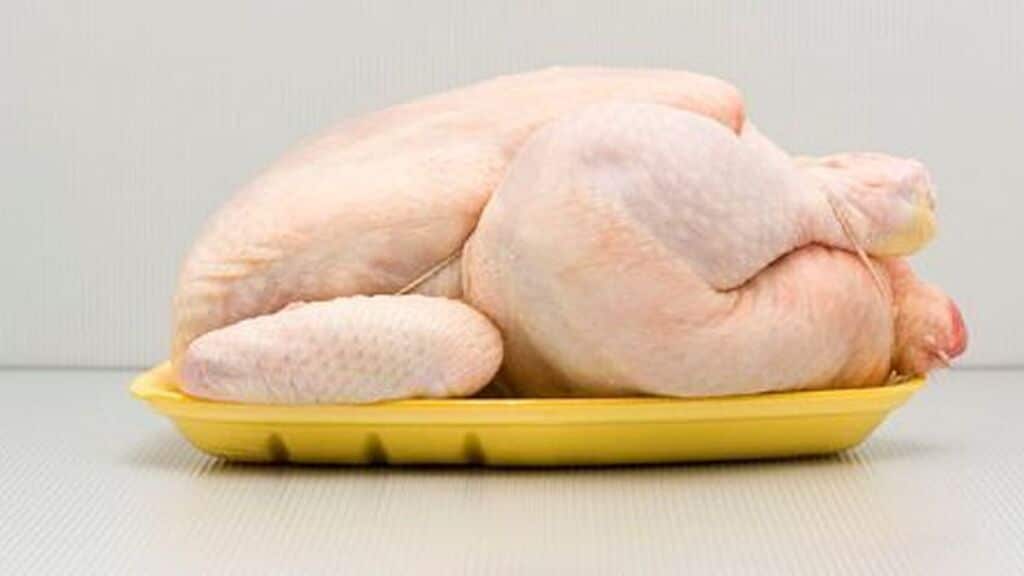 Advierten que el pollo seguirá subiendo de precio por la gripe aviar