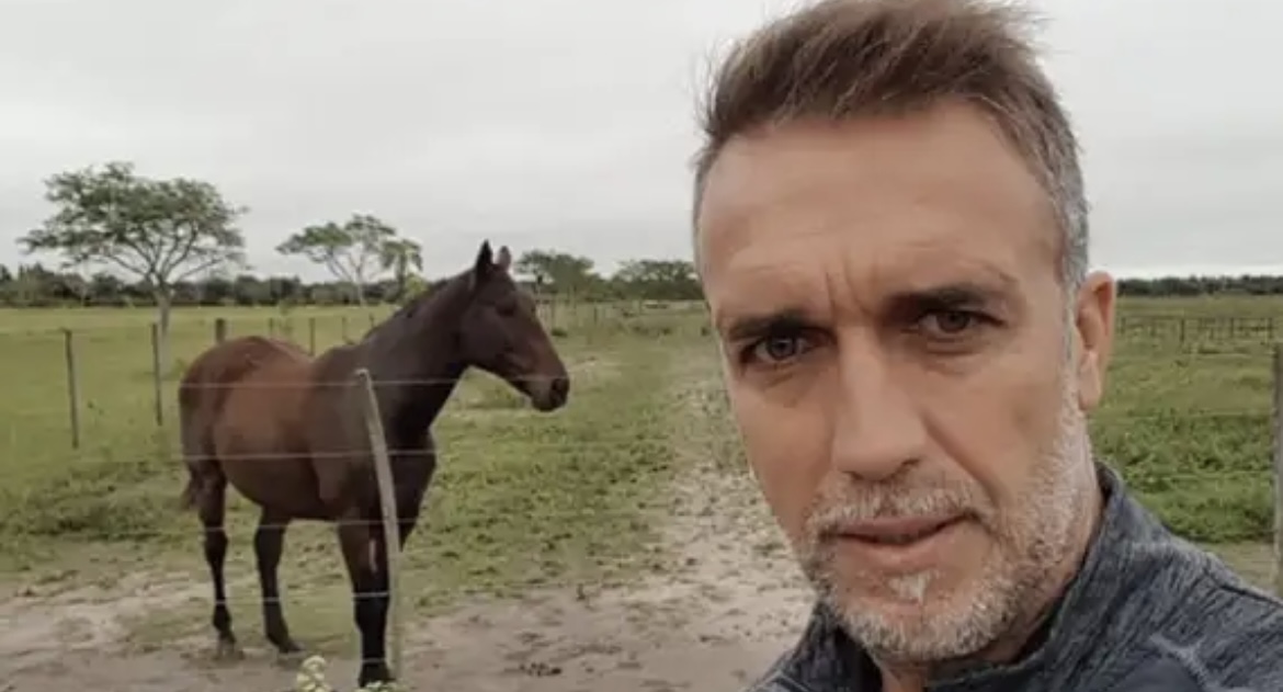 Gabriel Batistuta se defendió ante la denuncia por "explotación laboral" y mostró las casas de sus empleados