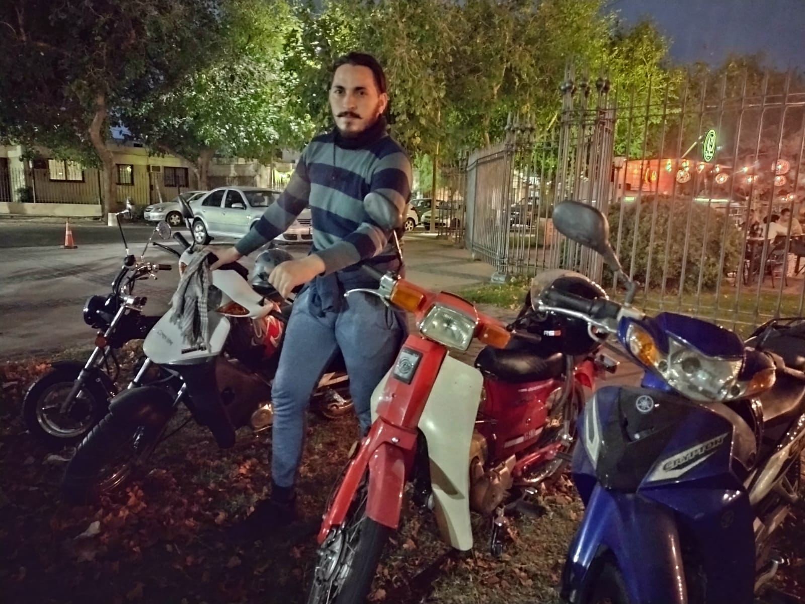 Se conoció la historia de un cuidador de autos que dejó el ejército por su hija