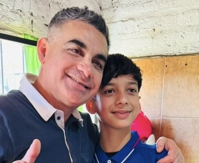 El sueño de Lían: quiere ser peluquero y Fabián Gramajo lo ayudó a dar sus primeros pasos