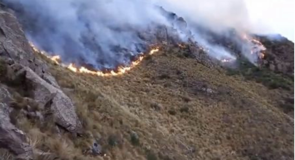 Siguen combatiendo el incendio en el Cerro Uritorco y hay 200 autoevacuados por humo