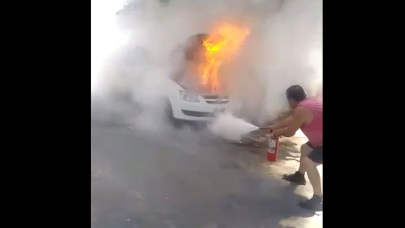 Video: Se le incendió el taxi en Concepción, explotó y todo quedo grabado