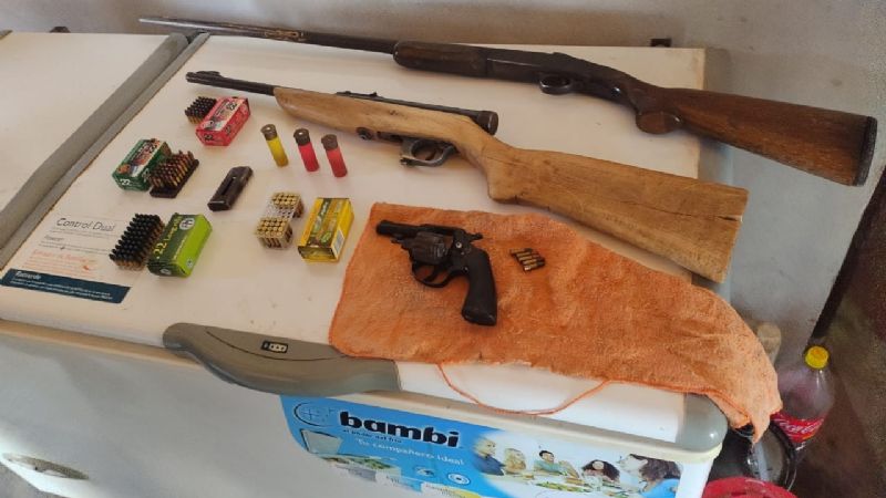 Creían que un hombre encubría una estafa y se toparon con un arsenal