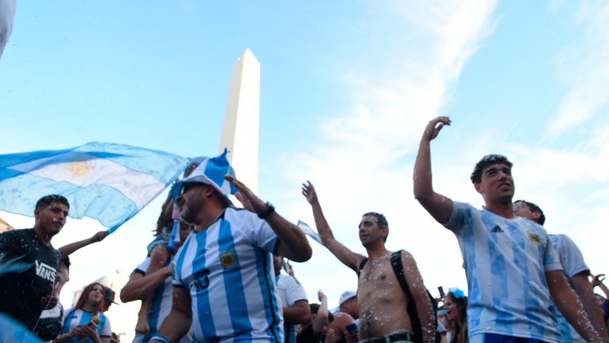 Argentina campeón: miles de personas llegan al Obelisco a la espera de los jugadores