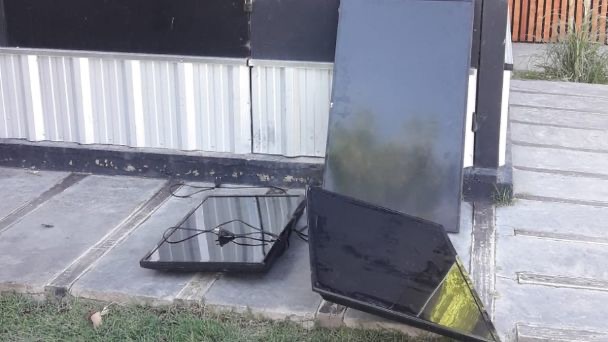 Entró a robar a un bar, lo persiguieron y rescataron dos televisores